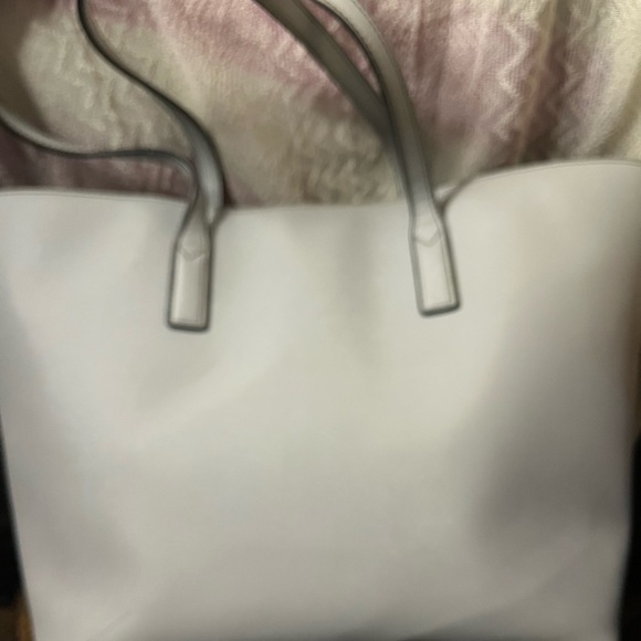 Marc Jacobs Metallic Silver Handbag shoulder bag, Marc Jacob’s beautiful light s - Picture 3 of 11